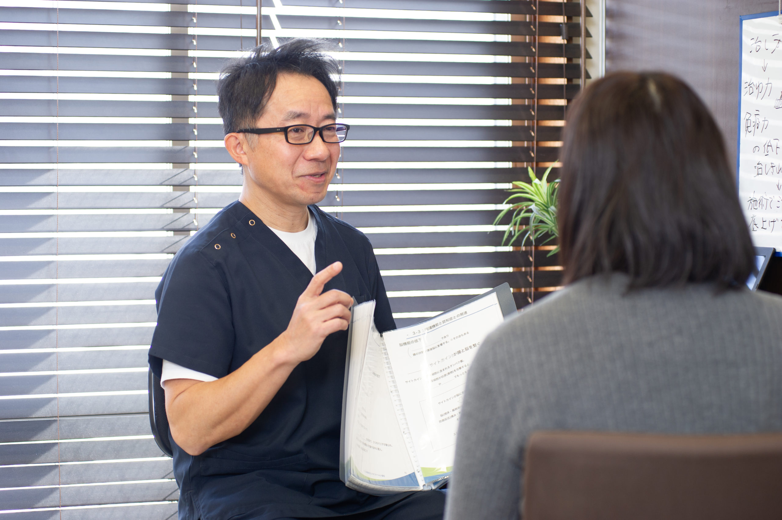 ④お医者さまも唸る！ お腹専門店独自の特化した 腸もみと東洋医学を 組み合わせた施術方法